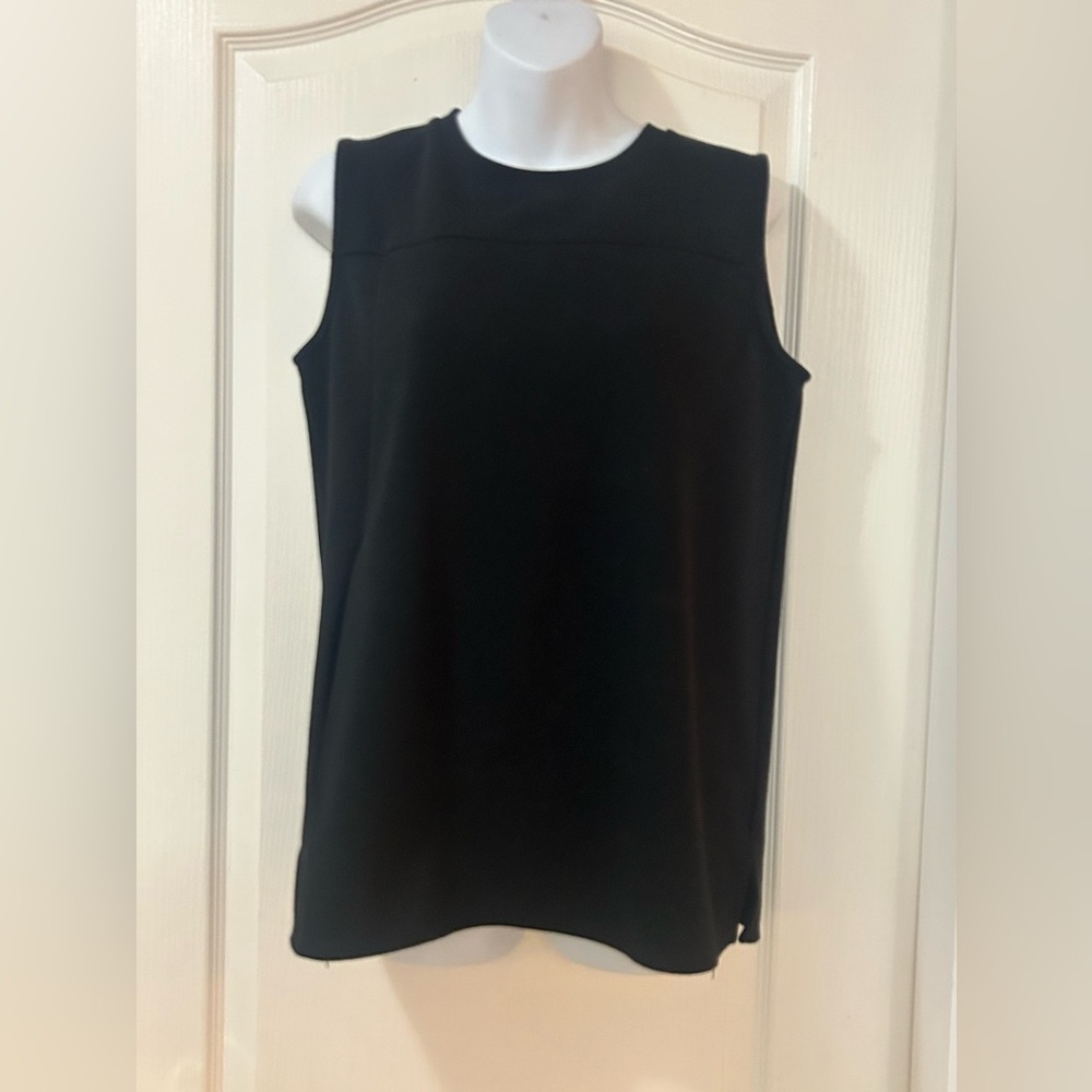 Sleeveless Top With Pocket!